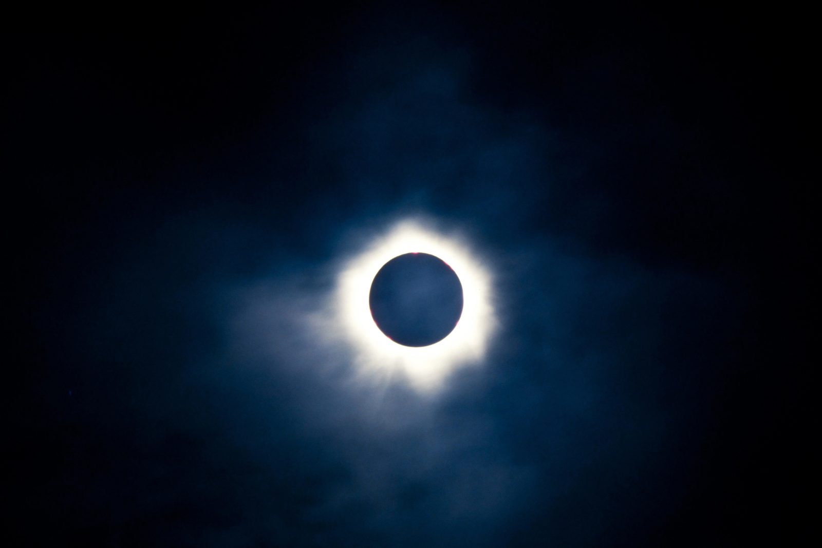 Eclipse solar total con la corona solar visible, como el que se verá en España el 12 de agosto de 2026